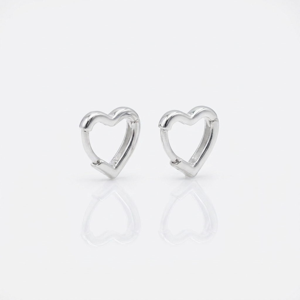 Aros Argolla Corazón Mini - Plata 925: argollas pequeñas con forma de corazón, otro ángulo