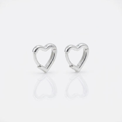 Aros Argolla Corazón Mini - Plata 925: argollas pequeñas con forma de corazón, otro ángulo