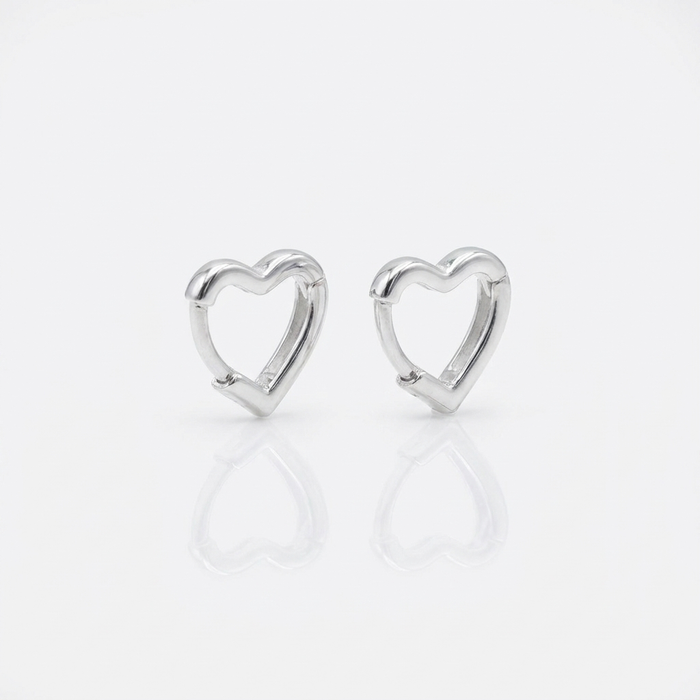 Aros Argolla Corazón Mini - Plata 925: argollas pequeñas con forma de corazón, otro ángulo