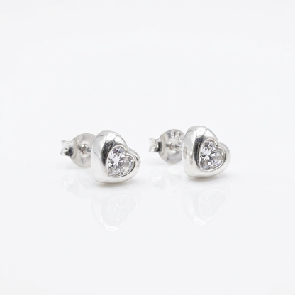 Aros Corazón Solitario - Plata 925: aros de corazón con circón en corte corazón, otro ángulo