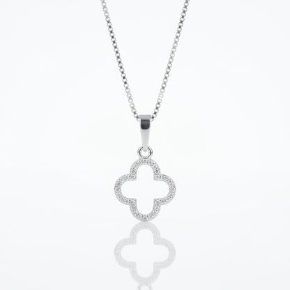 Collar Van Cleef Silueta Plata 925: trébol calado con contorno de micro circones, otro ángulo