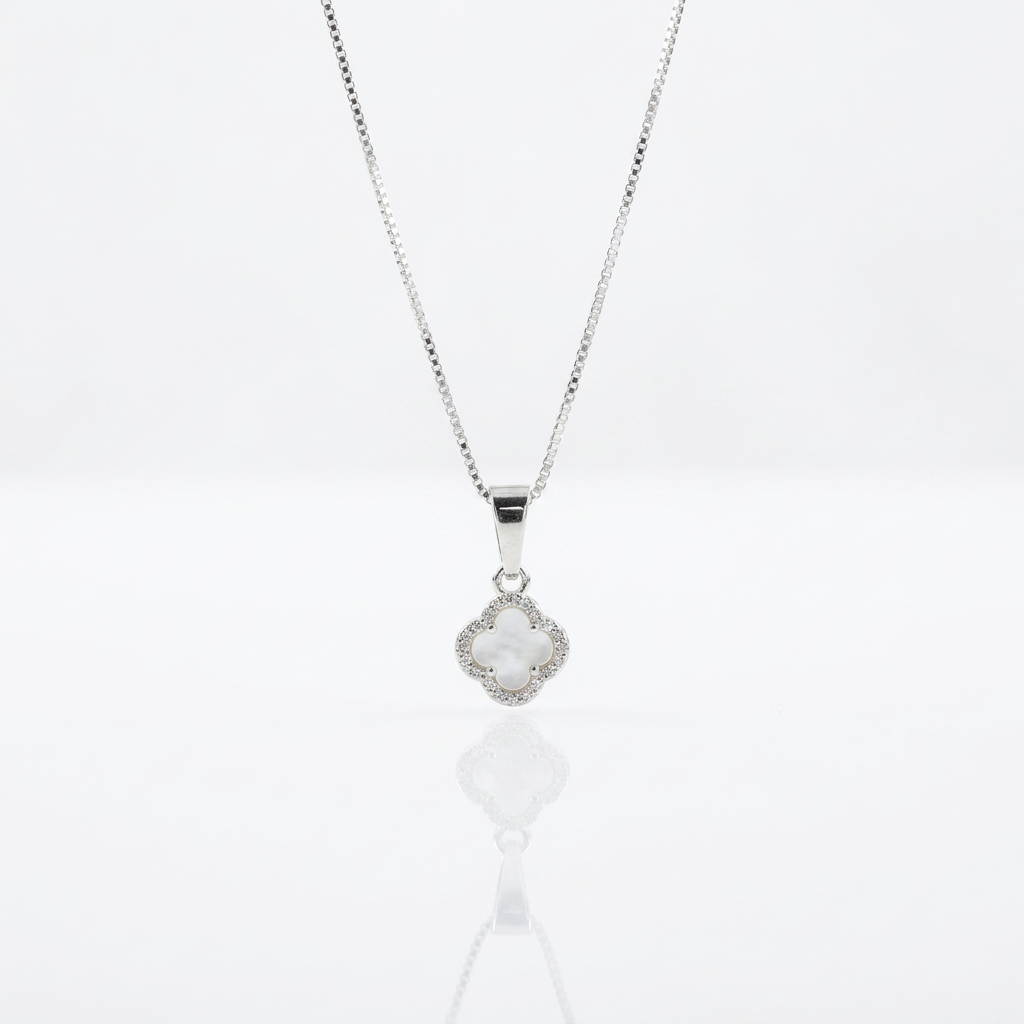 Collar Van Cleef Blanco Mini Plata 925: trébol blanco perlado con micro circones, otro ángulo