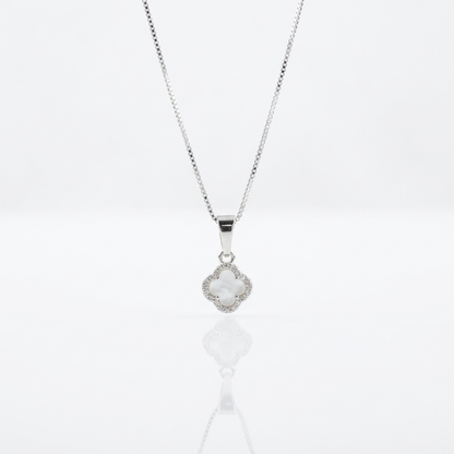 Collar Van Cleef Blanco Mini Plata 925: trébol blanco perlado con micro circones, otro ángulo