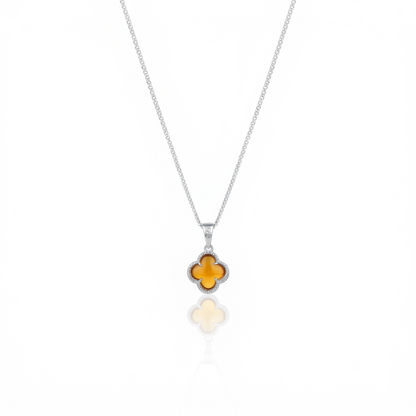 Collar Van Cleef Ámbar Plata 925: trébol color ámbar con borde de circones, otro ángulo