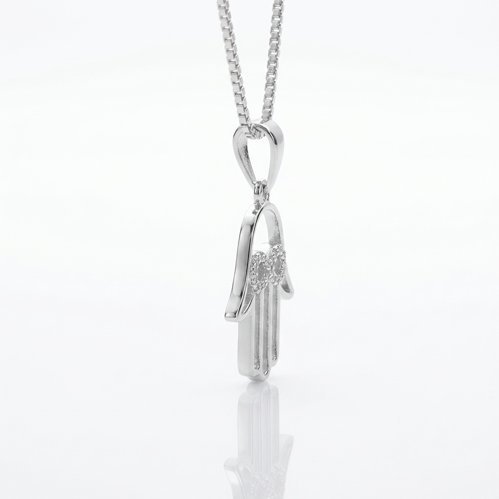 Collar Hamsa Infinito Plata 925: mano de Fátima calada con símbolo infinito, otro ángulo