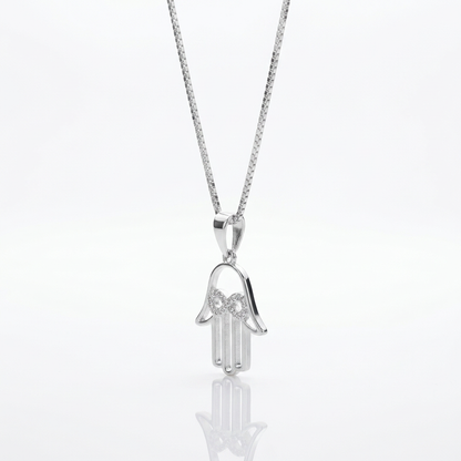Collar Hamsa Infinito Plata 925: mano de Fátima calada con símbolo infinito, otro ángulo